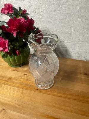 Vase, Glas vase, Muligvis krystal, men ikke sikker så har sat prisen efter det blot er glas. Har ogs
