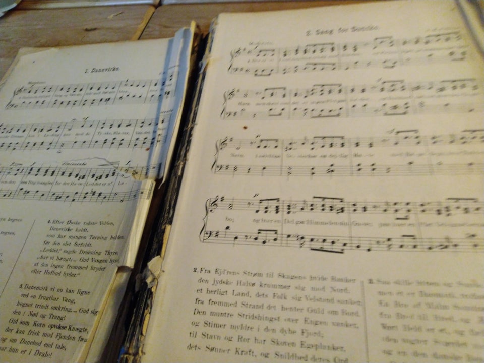 Meget gammel nodebog med 300 sange og noder, Danmarks