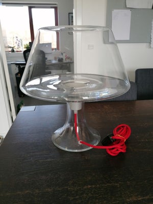 Lampe, Holmegaard, Super flot og elegant bordlampe i glas fra Holmegaard med rød stofledning. Den er