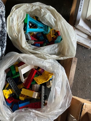Lego Duplo, En masse lækkert duplo.

To halve store skraldesække 
To fyldte kasser med blandet dyr, 