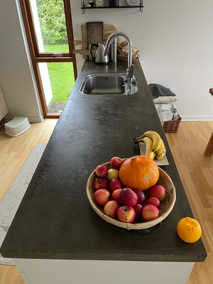 Bordplade, 2 stk. granit bordplader med henholdsvis Siemens kogeplade og vask med nyere Grohe armatu