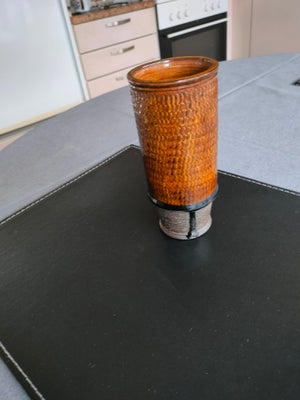 Keramik, Kahler vase, Flot og hel Kahler keramik  vase i gul/brun.
Højde 15 cm.
Har løbeglasur 2 ste