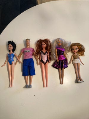Barbie, Barbie og Bratz, Barbie Ken:
Højde: 30 cm.
Kr. 85.-

Barbie dukke fra Top Toy:
Kr. 75.-

Vin