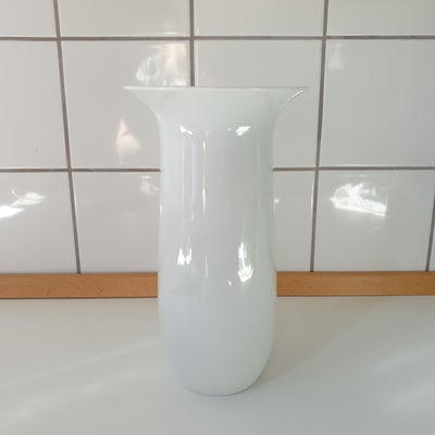 Vase, Vase, Flot høj hvid vase fra BAVARIA Creidlitz Made in Germany.

I fin stand uden afslag.

Føl