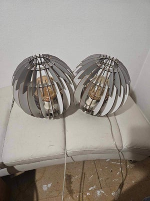 Skrivebordslampe, Sælger de der to lamper 
De er næsten ikke brugt 