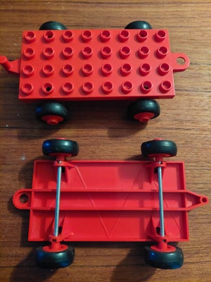 Lego blandet,  undervogn, 
Lego undervogn rød med sort hjul, str. 13 x 7 cm.fejler intet, kan hentes