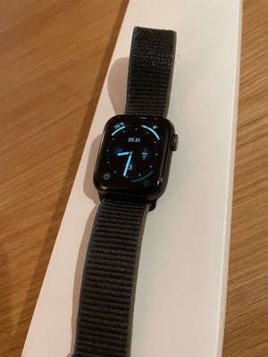 Smartwatch, Apple, Apple Watch S6 - Series 6, 40 mm, space gray med original sport loop rem sælges. 