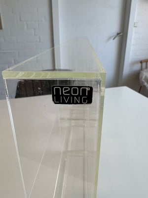 Sættekasse i akryl, Neon Living, Fin sættekasse fra Neon Living. Der er huller til ophæng både vandr