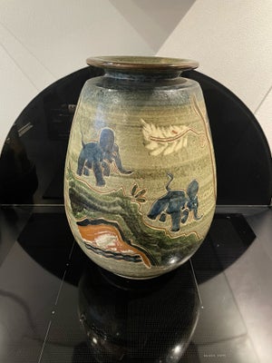 Keramik gulvvase, Harald Folmer Gross, motiv: Afrikanske Elefanter/lerhytter, 41 cm. høj gulvvase af