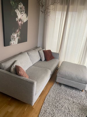 Sofa, 3. Personers sofa med Puf, fra Ilva. Købt i sommer 2021, ny pris var 15.000 kr. fejler intet. 