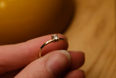 Ring, guld, Classic, Solitaire Ring. Guldring (14 kt) med diamant (0,11 ct.).

Str. 47 (passer også 