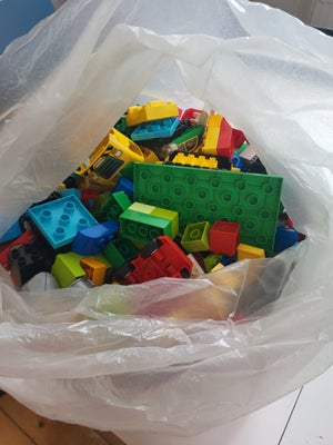 Lego Duplo, Lego dublo med 2 byggeplader og med nogle papir på byggesæt 
Ca 8kg