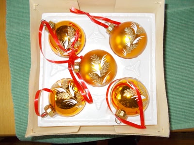 Retro Julepynt, Retro Julepynt

5 Skønne gamle julekugler i glas.

Med grankviste motiv/ guldglimmer