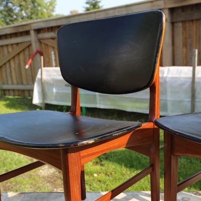Spisebordsstol, Teak, Dansk møbelproducent, b: 50 l: 79, Tre flotte stole af teaktræ med lædersæder
