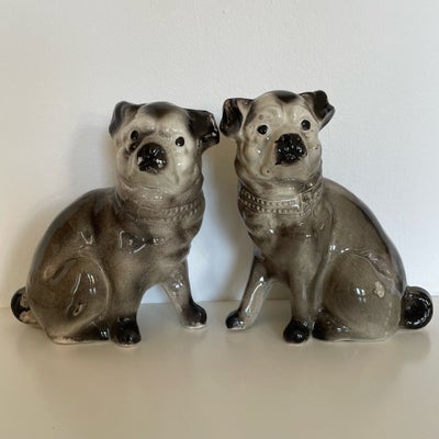 Porcelæn, Antikke Staffordshire mopshunde, Antikke Staffordshire mopshunde i porcelæn.
Begge har des