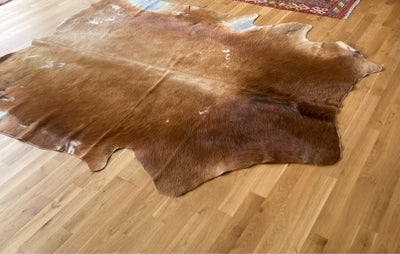 Gulvtæppe, ægte tæppe, Koskind, b: 167 l: 194, Brugt koskind - flot rødt med nuancer.