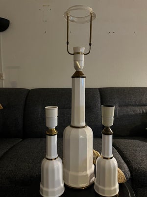 Lampe, 

3 stk. hvide Heiberg lamper.
En stor, der måler ca. 60 cm., hvor lampeskærmen skal sidde og