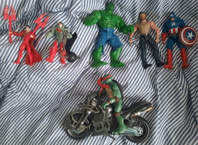 DC & Marvel m.m., 6 figurer + 1 motorcykel

2 x Superman ca.10 cm. (Komplet).

Hulk ca.17 cm. (Kompl