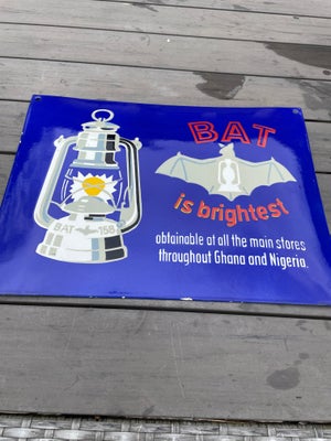 Skilte, Emaljeskilt, Sjovt hvælvet emaljeskilt med reklame for BAT petroleumslamper/ flagermuslamper