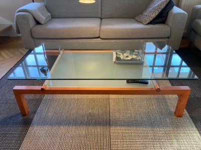 Sofabord, glas, b: 40 l: 120 h: 45, Elegant glas bord med træ stel. Brugsridser må forventes men flo
