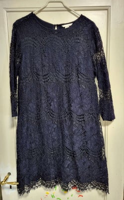 Anden kjole, H&M, str. L,  Næsten som ny, Flot marineblå blondekjole med 3/4 ærmer. Selve kjolen har