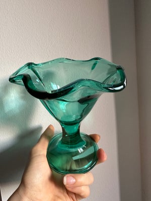 Glas, Skål, Vintage mid-century italiensk i isskål / isassiette i grønfarvet glas.  Lavet af Fidenza