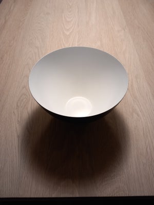 krenitskål, NORMANN, stor, Perfekt, Perfekt skål. 

indvendig HVID
udvendig  SORT 
diameter   25  cm