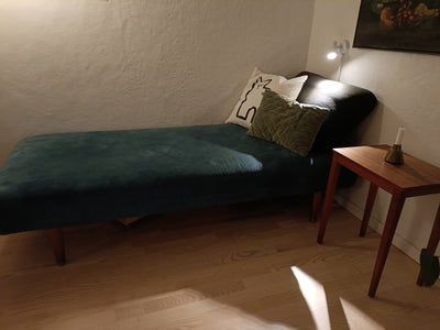 Daybed, stof, 1 pers., Ældre daybed med ben af teaktræ. Betrukket med nyt petroleumsfarvet stof, flø