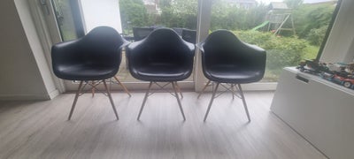 Charles Eames, stol, DAW, Eames DAW, 4 stk sælges med læderhynder, sort plast skal, ben i lys ahorn.