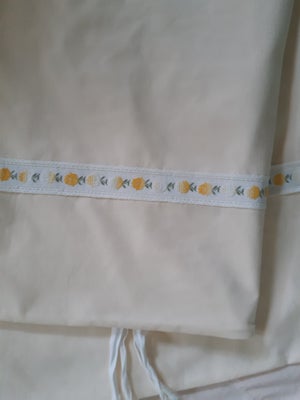 Sengetøj, Babydynebetræk, Vintage, Dynebetræk til babydyne 70x100 cm i lysegul med påsyet blomsterbå