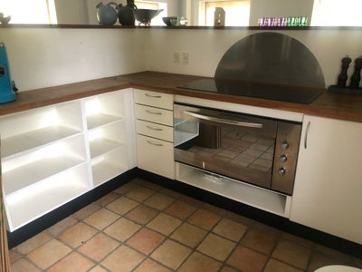 Køkken  med indbygget keramisk  kogeplade bedsat s