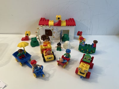 Lego Duplo, Børnehave med legeplads. Børnene leger. En voksen og et barn vipper, og en lille pige kø