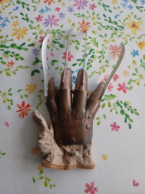 Prop handske, Den ikoniske handske fra A nightmare on Elm street.

Er stort set ikke brugt, dog den 