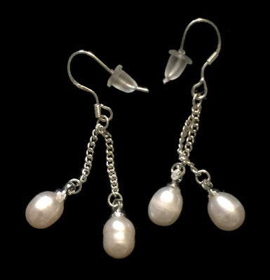 Øreringe, perler, Designer USA, Smukke hvide ferskvandsperler på sølvkæde og sølv ørering.

Størrels