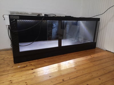 Terrarium, b: 150 d: 60 h: 50, PVC terrarie m. led lys og varmepanel, habistat termostat medfølger.
