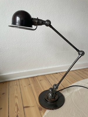Jean-Louis Domecq, Bord / gulv lampe, arkitektlampe, Jielde lampe designet i 1950érne.

Lampen med t