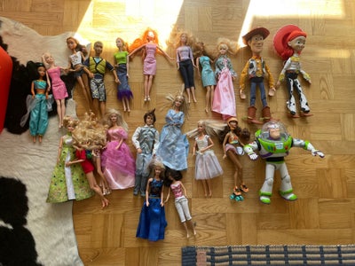 Barbie og toy story dukker