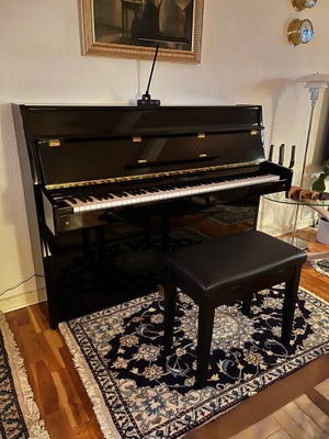 Klaver, Young Chang, Højpoleret sort klaver str L143 x H 109 x D 54. Klaverbænk og lampe medfølger. 