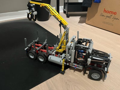 Lego Technic, Lastbil, Hej.
Sælger den her fede træstamme lastbil fra et ældre Lego techich sæt. All