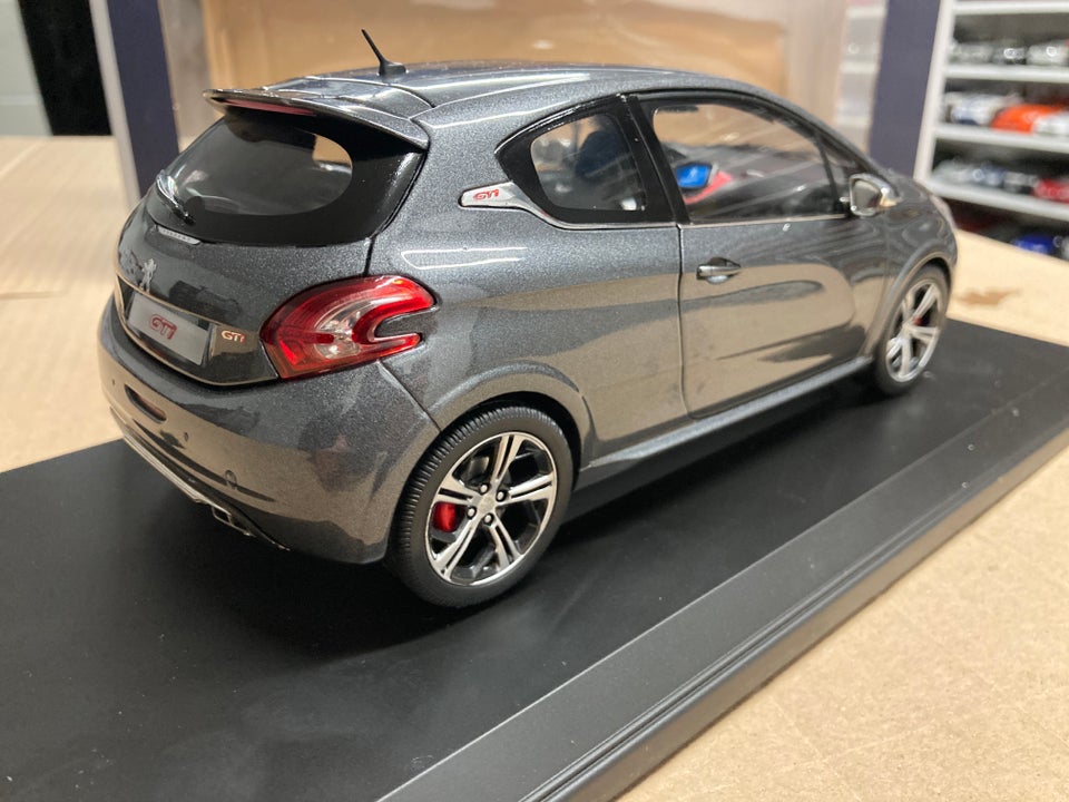 Modelbil, Peugeot 208 GTi 1/18, skala 1:18