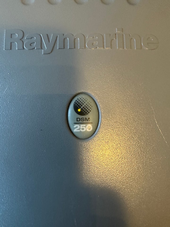 Raymarine Radar og et DSM modul. Måske det kan b...