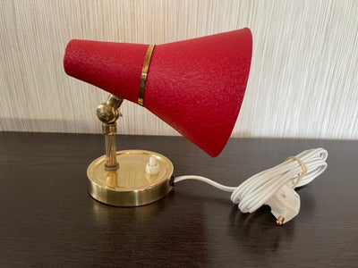 Væglampe, Tysk Retro, Lille retro væglampe, fra 1950´erne. Sjælden!
Farve: Rød krympelak. Messing bæ
