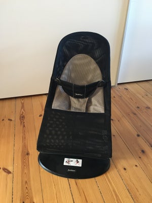 Skråstol, Skråstol Bliss i mesh, Babybjörn, Babybjörn Bliss Bouncer skråstol i moderne design.

Fra 