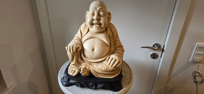 Buddha, Flot og fed ældre buddha skulptur. 

Højde - 33cm
Bredde - 25cm
Vægt - 9kg

Pedestal medfølg