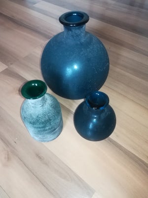 Vase, 3 stk. vaser i forskellige størrelser, H&M, Vaser:

Stor blå H: 17,5 cm.

Mellem grøn H: 12 cm