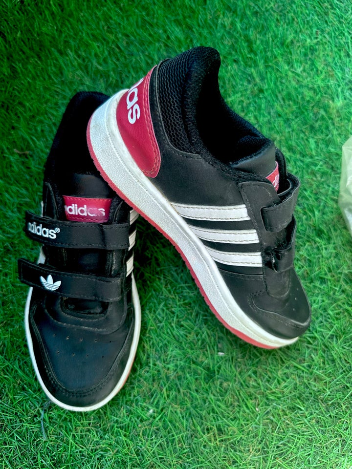 str. 33, Adidas sko 33 sort hvid rød – dba.dk – Køb og Salg af Nyt og