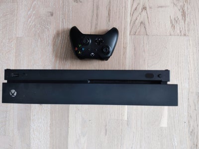 Xbox One X, Sort 1 tb, Perfekt, Sælger vores Xbox One X i sort med 1 stk joypad samt div kabler. 

K