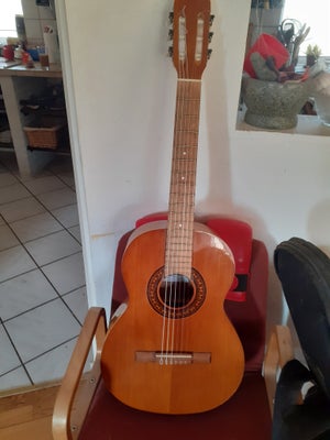 Spansk, andet mærke Klassisk/spansk, guitar med nye strenge pæn og velholdt, lige til at spille på
S