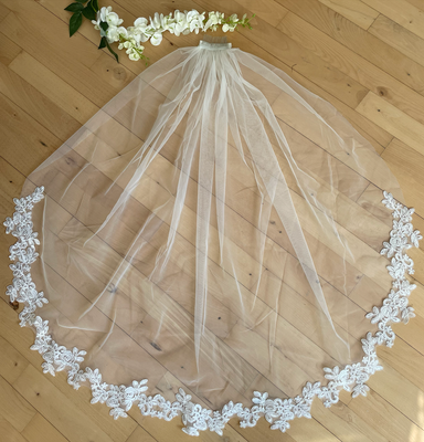 Brudekjole, Brudeslør, Ubrugt, Nyt 1-lags brudeslør med blondekant. 
Længde ca. 95 cm og i farven ly