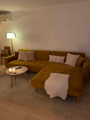 Sofa, velour, Norliving, Fin og smuk sennepsgul/karrygul 3 pers sofa med chaiselong. Man sidder godt